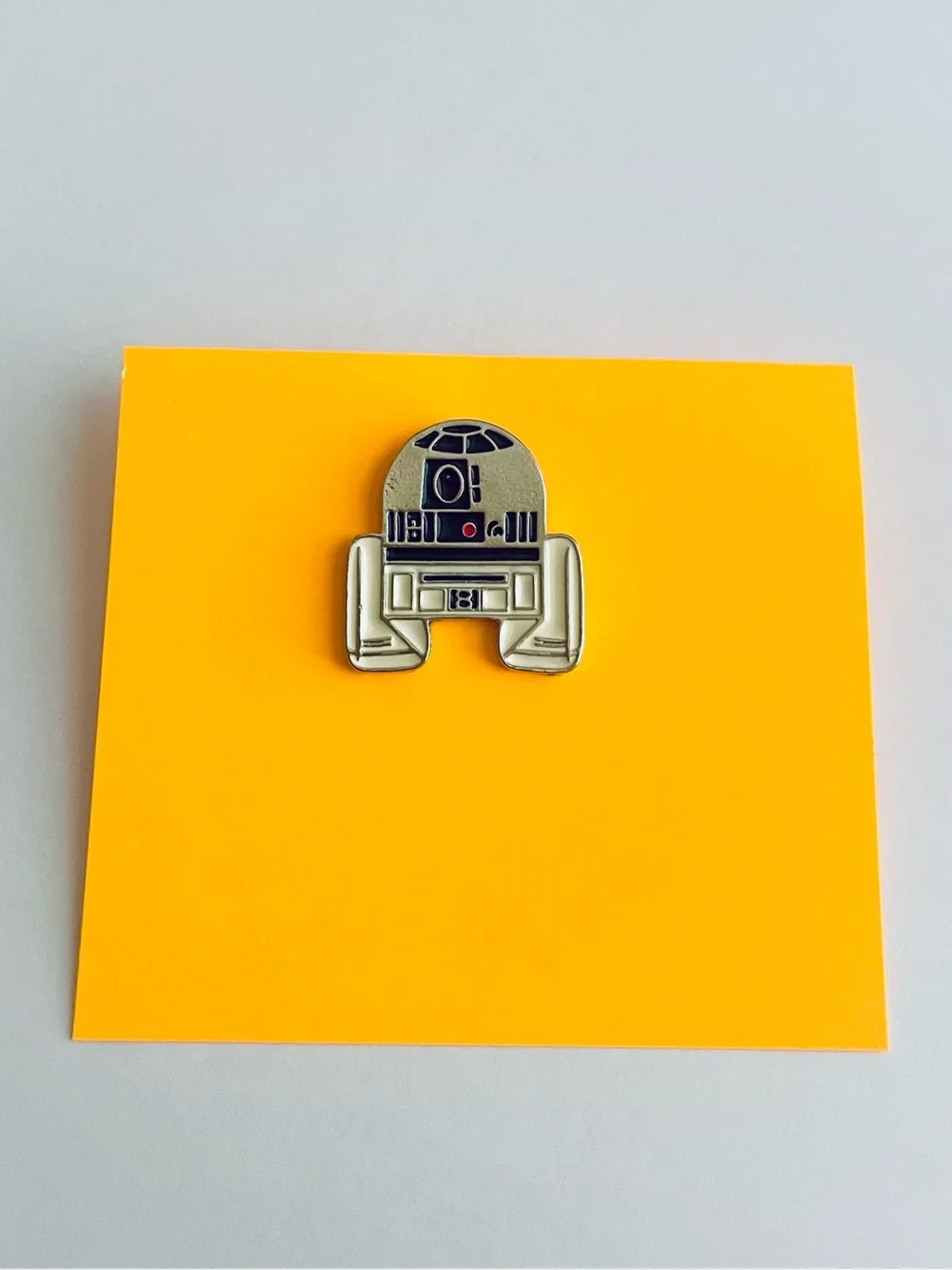Star Wars: R2D2 Collectable Enamel Pin - Silver and Blue.